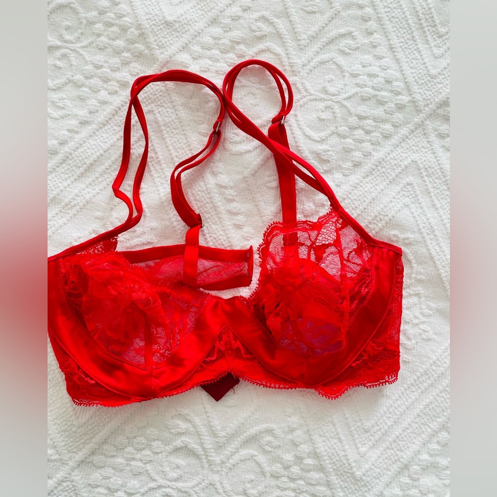 La perla bra. Authentic. Sexy. Size 34C. Bright red colour, lace bra. Like new.